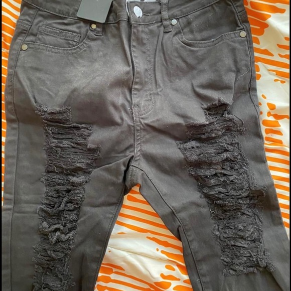 Fashionnova ripped shorts - Picture 2 of 3